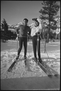 Janet Leigh i Tony Curtis na nartach na Zimowych Igrzyskach Olimpijskich w Squaw Valley w Kalifornii autorstwa Orlando Suero