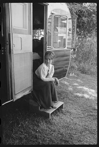 Jeanne Moreau przy zwiastunie swojego aktora na planie „Viva Maria” autorstwa Orlando Suero