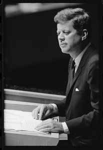 John F. Kennedy przemawia do ONZ autorstwa Orlando Suero