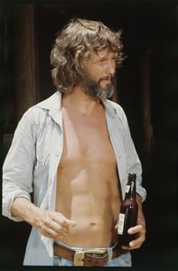 Kris Kristofferson z piwem autorstwa Orlando Suero