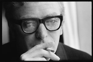 Michael Caine pali autorstwa Orlando Suero