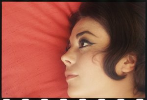 Natalie Wood w domu z głową na poduszce autorstwa Orlando Suero