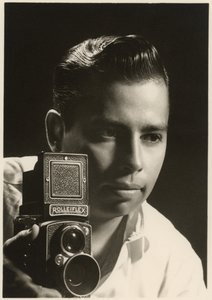 Portret Orlando Suero z aparatem Rolleiflex, ok. 1954 (zdjęcie czarno-białe) autorstwa Orlando Suero