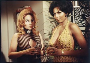 Pam Grier jako dodatek w tle na planie „Beyond the Valley of the Dolls”, 1970 (zdjęcie)