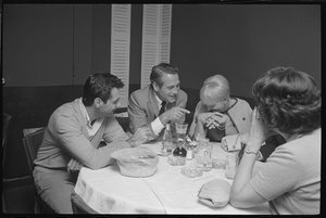 Paul Newman, Mort Sahl i Joanne Woodward żartują podczas kolacji autorstwa Orlando Suero