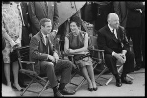 Paul Newman, księżniczka Margaret i Alfred Hitchcock na planie „Rozdartej kurtyny” autorstwa Orlando Suero