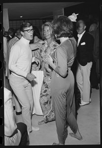 Roddy McDowall, Lauren Bacall i Shirley MacLaine na przyjęciu w Malibu