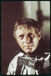 Steve McQueen na planie „Wznoszącego się piekła” autorstwa Orlando Suero