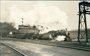 Pociąg kolejowy odjeżdżający z Union Station, St. Louis autorstwa Oscar C. Kuehn