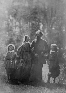 Alfred, Lord Tennyson z żoną Emily i dwoma synami, Hallamem i Lionelem, ok. 1862 (druk albumowy)