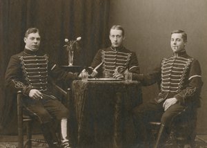 Trzech młodych umundurowanych kawalerzystów, Malmö, Szwecja, lata 20. autorstwa Otto Ohm