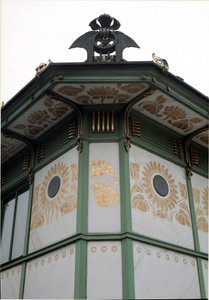 Art Nouveau: widok na pawilon stacji metra Karlsplatz (obecnie kawiarnia) wykonany przez architekta Otto Wagnera (1841-1918) (Secesja Wiedeńska) 1894-1899 Wiedeń, Austria