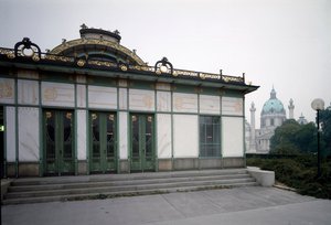 Art Nouveau: widok na pawilon stacji metra Karlsplatz (obecnie kawiarnia) wykonany przez architekta Otto Wagnera (1841-1918) (Secesja Wiedeńska) 1894-1899 Wiedeń, Austria