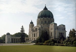 Widok grobowca rodzinnego autorstwa architekta Otto Wagnera (1841-1918) (Secesja Wiedeńska). Cmentarz Hietzing, Wiedeń, Austria autorstwa Otto Wagner