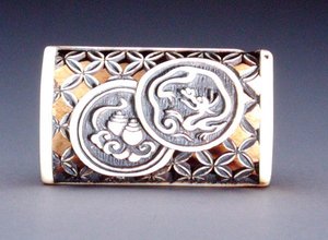 Netsuke z ażurowym wzorem, ok.1870 (poroże jelenia) (awers z 208395)