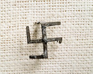 Starożytność chrześcijańska: strzałka w kształcie swastyki (która zainspiruje krzyż gammee). I do III wieku. Narodowe Muzeum Archeologiczne Saint Germain en Laye autorstwa Paleo Christian