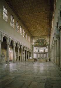 Widok wnętrza kościoła św Sabiny, nawy głównej, ufundowany w V wieku autorstwa Paleo Christian