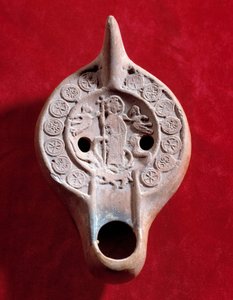 Sztuka paleochretańska: medalion na lampę oliwną z dekoracją z terakoty zwycięskiego Chrystusa. Zrealizowano w okresie dolnego Cesarstwa Rzymskiego (307-425 n.e.) w Tunezji. Odkryty w Timgad (Algieria). Słońce 0,03x0,13x0,08 m Paryż, musee du Louvre autorstwa Paleo Christian