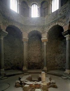 Sztuka paleochrześcijańska: widok wnętrza baptysterium, V wiek. Frejus (Var) autorstwa Paleo Christian