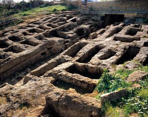 Ruiny nekropolii chrześcijańskiej w dolinie Świątyń, IV-V wiek. Agrigento, Agrigento. Sycylia Włochy autorstwa Paleo Christian