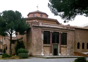 Widok na paleochrześcijańskie baptysterium San Giovanni in Laterano (św. Jan Laterano) (baptysterium laterańskie lub San Giovanni in Fonte), zbudowane około 440 r. Rzym autorstwa Paleo Christian