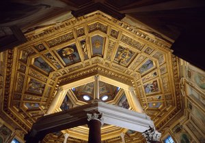 Widok na sklepienie wewnątrz paleochrześcijańskiej baptysterium San Giovanni in Laterano (św. Jana Laterano) (baptysterium laterańskie lub San Giovanni in Fonte), zbudowanego około 440 r. Rzym autorstwa Paleo Christian