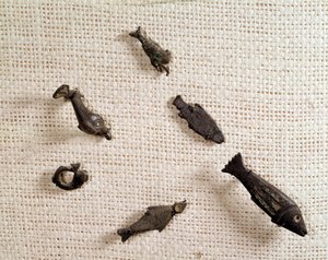 Starożytność chrześcijańska: fibule i biżuteria metalowa w kształcie ryby. Narodowe Muzeum Archeologiczne, Saint Germain en Laye