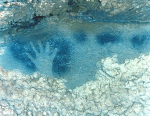 Szablon dłoni, z górnej części panelu z koniem cętkowanym, późny okres paleolitu górnego, kultura solutrejska, ok. 22000-18000 p.n.e. (zdjęcie)