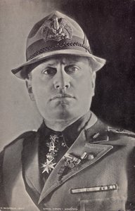 Album "Duce": Benito Mussolini w mundurze Milicji (zdjęcie czarno-białe) autorstwa Pandimiglio Pandimiglio