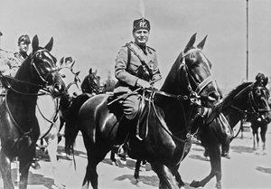 Album „Duce”: Benito Mussolini na koniu ze swoją świtą w Rzymie (zdjęcie czarno-białe) autorstwa Pandimiglio Pandimiglio