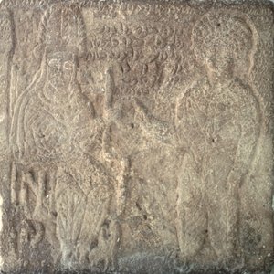 Rzadka stela przedstawiająca Artabanusa V, ostatniego króla Partów, inwestującego Khwasaka, satrapę Suzy: wręcza pierścień jako godło swojej władzy, z Suzy w Iranie, 14 września 215 r. (wapień)