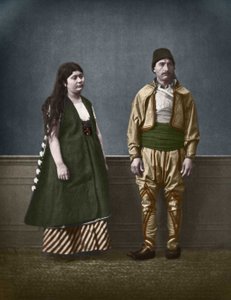 Portret Bułgarki z Sofii i Bułgara około 1890 roku. Fotografia kolorowa Pascala Sebaha (1838-1890).