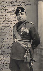 Album "MVSN- Blackshirts": Centurion Milicji w pełnym umundurowaniu, 05/1939 (zdjęcie czarno-białe) autorstwa Pasquini Pasquini