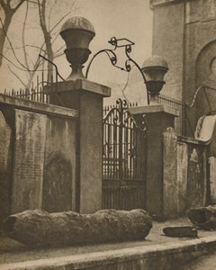 Wiązowe pnie na rury kablowe wykopane w pobliżu St. Annes, Soho, c1935.