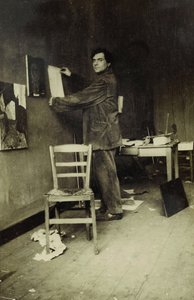 Amedeo Modigliani w swoim studio, ok. 1915 (zdjęcie czarno-białe) autorstwa Paul Guillaume
