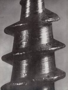 Gwint małej śrubki (zdjęcie czarno-białe)