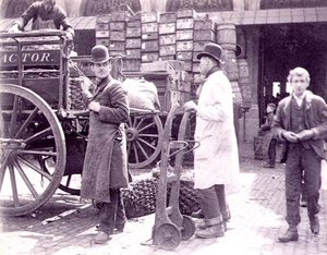 Rozładunek na Billingsgate Market autorstwa Paul Martin