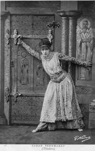 Henriette Rosine Bernard aka Sarah Bernhardt (1844-1923) w scenie „Théodora”, gra Victorien Sardou w 1884 roku (zdjęcie czarno-białe) autorstwa Paul Nadar
