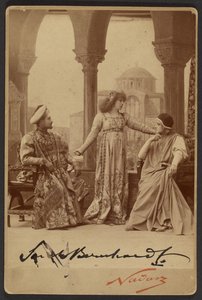 [Sarah Bernhardt jako Gismonda]. autorstwa Paul Nadar