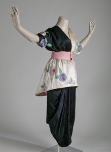 Sorbetowa suknia wieczorowa autorstwa Paul Poiret