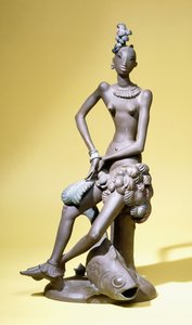 Afrykańska tancerka siedząca z dużą rybą u jej stóp, figura z terakoty z Karlsruhe