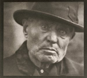 Zdjęcie - Nowy Jork [Mężczyzna - Five Points Square] autorstwa Paul Strand