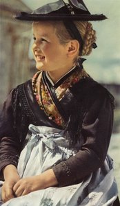 Wczesna fotografia kolorowa: Dziewczynka z doliny Sarn, Sarentino (zdjęcie kolorowe)