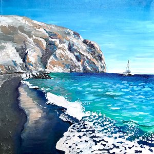 Klify nad plażą z czarnym piaskiem autorstwa Pauline Wegman | Key and Sea Creative