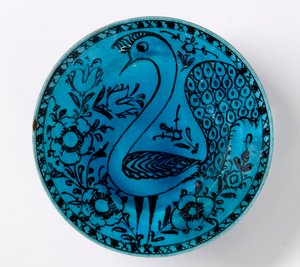 Perskie naczynie ceramiczne z XIX wieku przedstawiające pawia na turkusowym tle autorstwa Persian School