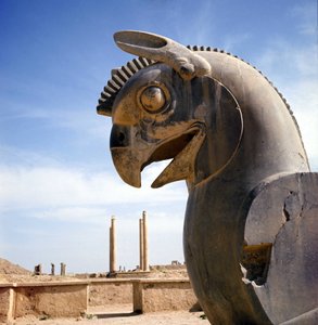 Gryf, legendarne stworzenie pół-orzeł, pół lew. Kolumna Apadany, duża sala sądowa, zwieńczona tymi stolicami, pałac Dariusza I, Persepolis, Iran. autorstwa Persian School
