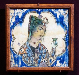 Płytka ceramiczna przedstawiająca młodą kobietę trzymającą wazon, cywilizacja perska autorstwa Persian School