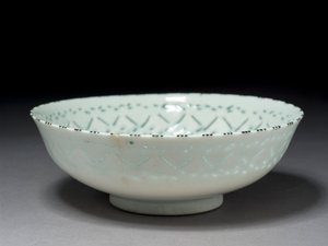 Gombroon Bowl, Iran, okres Safawidów (pasta kamienna z przebijaną dekoracją i czarną glazurą) autorstwa Persian School