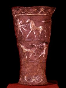 Sztuka perska: srebrny puchar inkrustowany złotem z Hassanlu, IX w. p.n.e. Sceny bitewne na górze i sceny polowania na dole. Teheran, muzeum archeologiczne. autorstwa Persian School