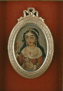 Okrągły popiersie Qajar przedstawiające ozdobioną kobietę (olej na płótnie) autorstwa Persian School